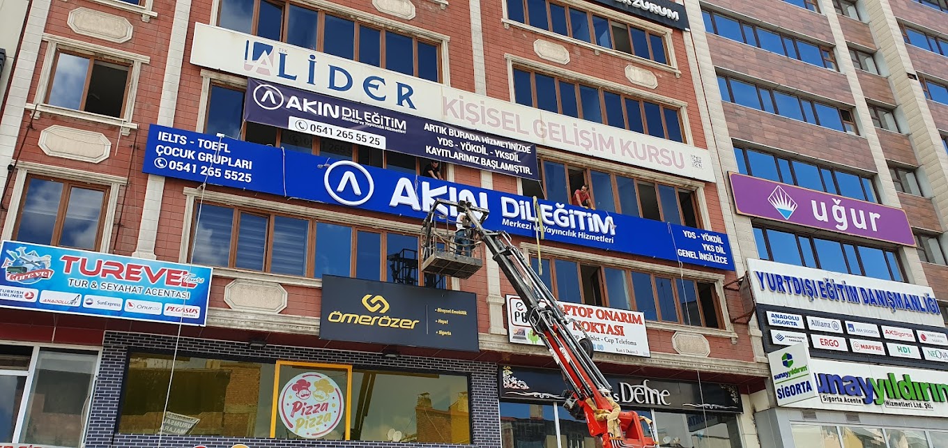 Sahada vinç ile yapılan kurumsal marka uygulaması