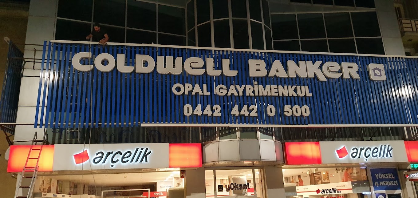 Coldwell Banker gece cephe tabelası uygulaması