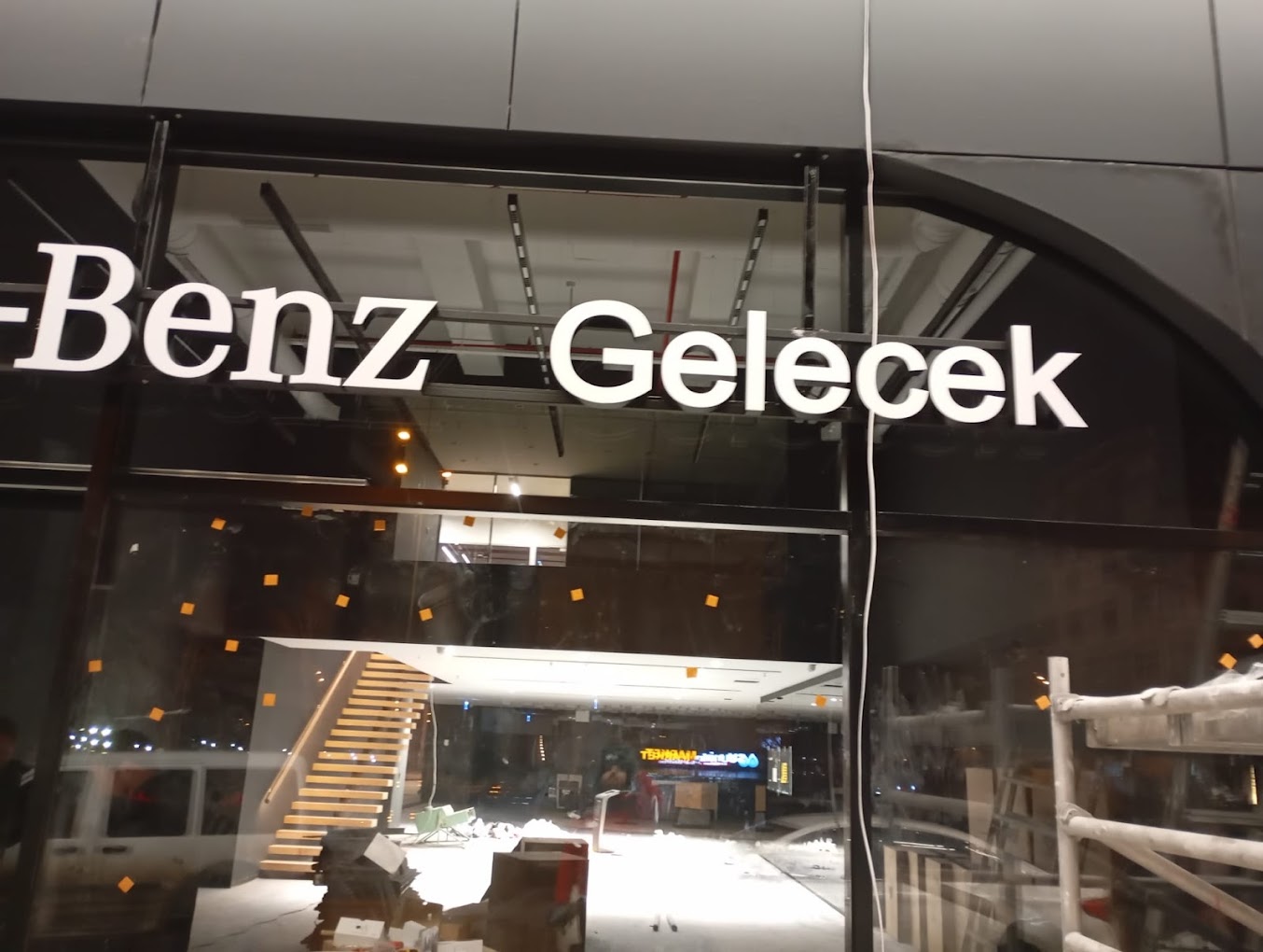 Mercedes Gelecek kutu harf uygulaması